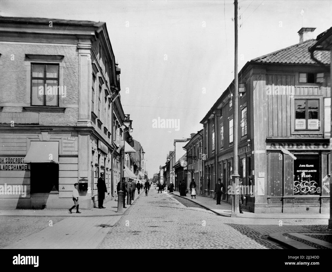 Bâtiment résidentiel des deux côtés de la rue.Storgatan au nord de Olaigatan.reproduction après une photo du début du 20th siècle. Banque D'Images