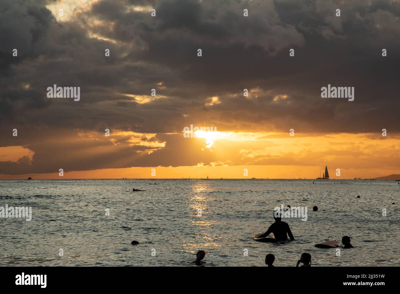 Coucher de soleil avec superbe coucher de soleil sur l'océan pacifique. Silhouette de surfeur dans la vue. Banque D'Images