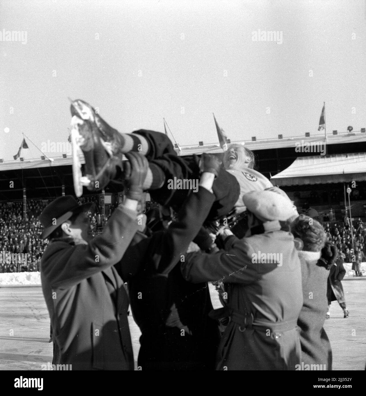 SM-final ÖSK-Edsbyn. La page d'images, 21 février 1955.karl Erik Södergren est hissé après quatre buts dans la finale SM contre Edsbyn. 7-1 à ÖSK. Banque D'Images