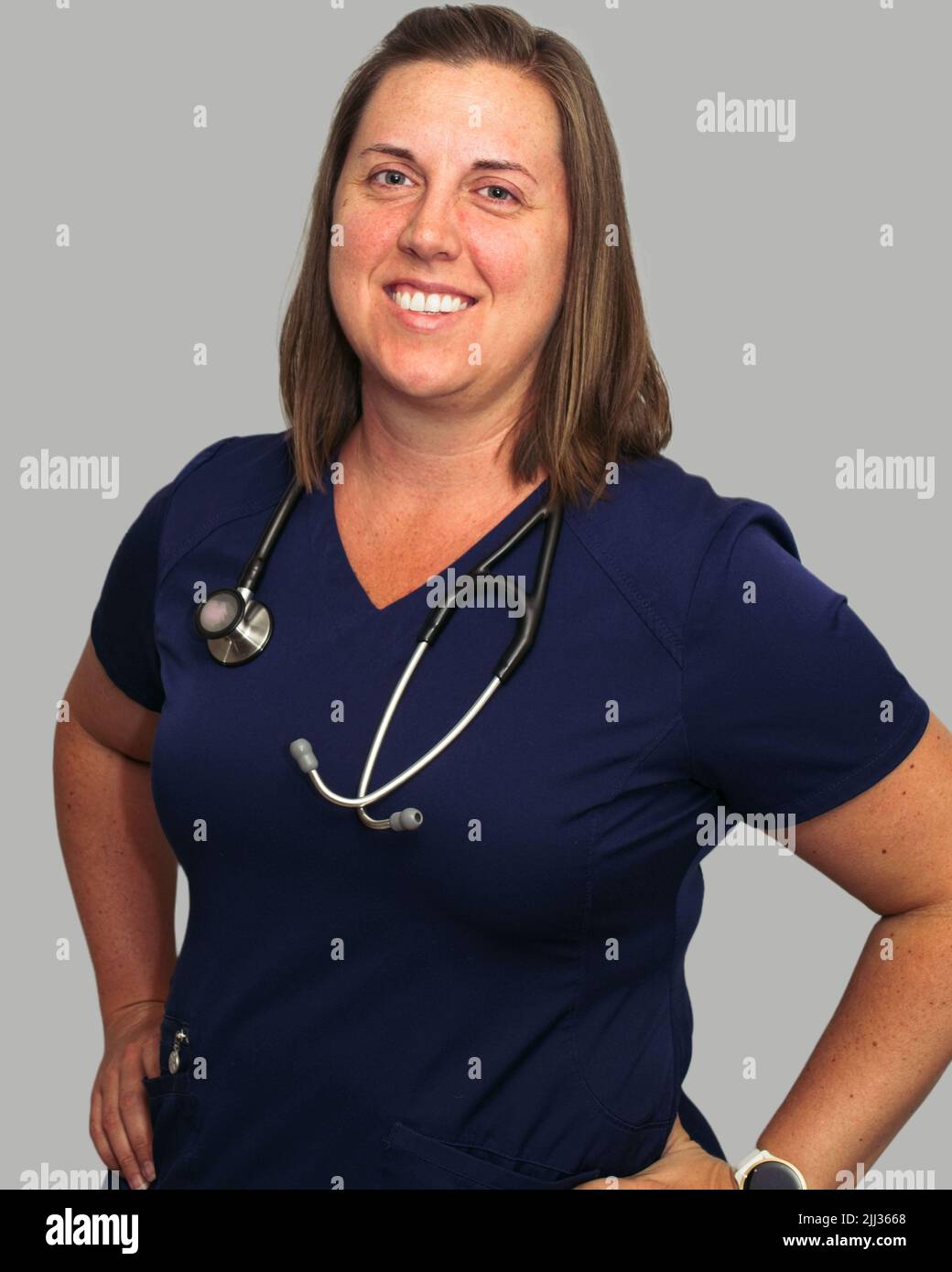 La profession médicale n'est pas facile, mais elle est certainement gratifiante pour cette infirmière praticienne souriante. Banque D'Images