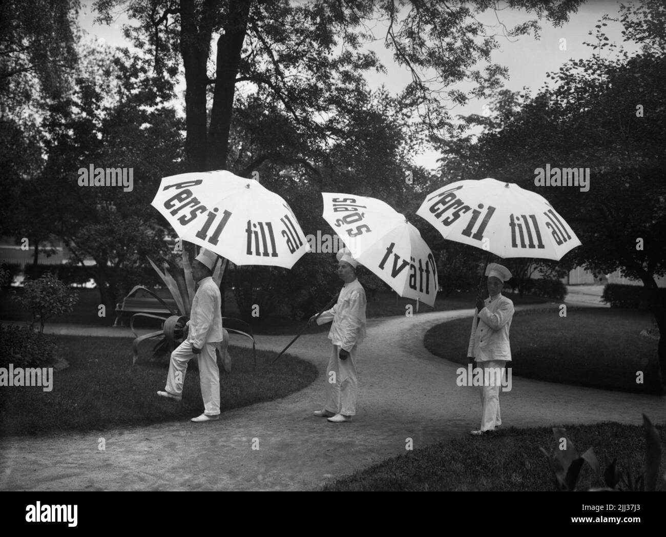 Traveler V. Vinbergtre garçons avec parapluies Persil. Banque D'Images
