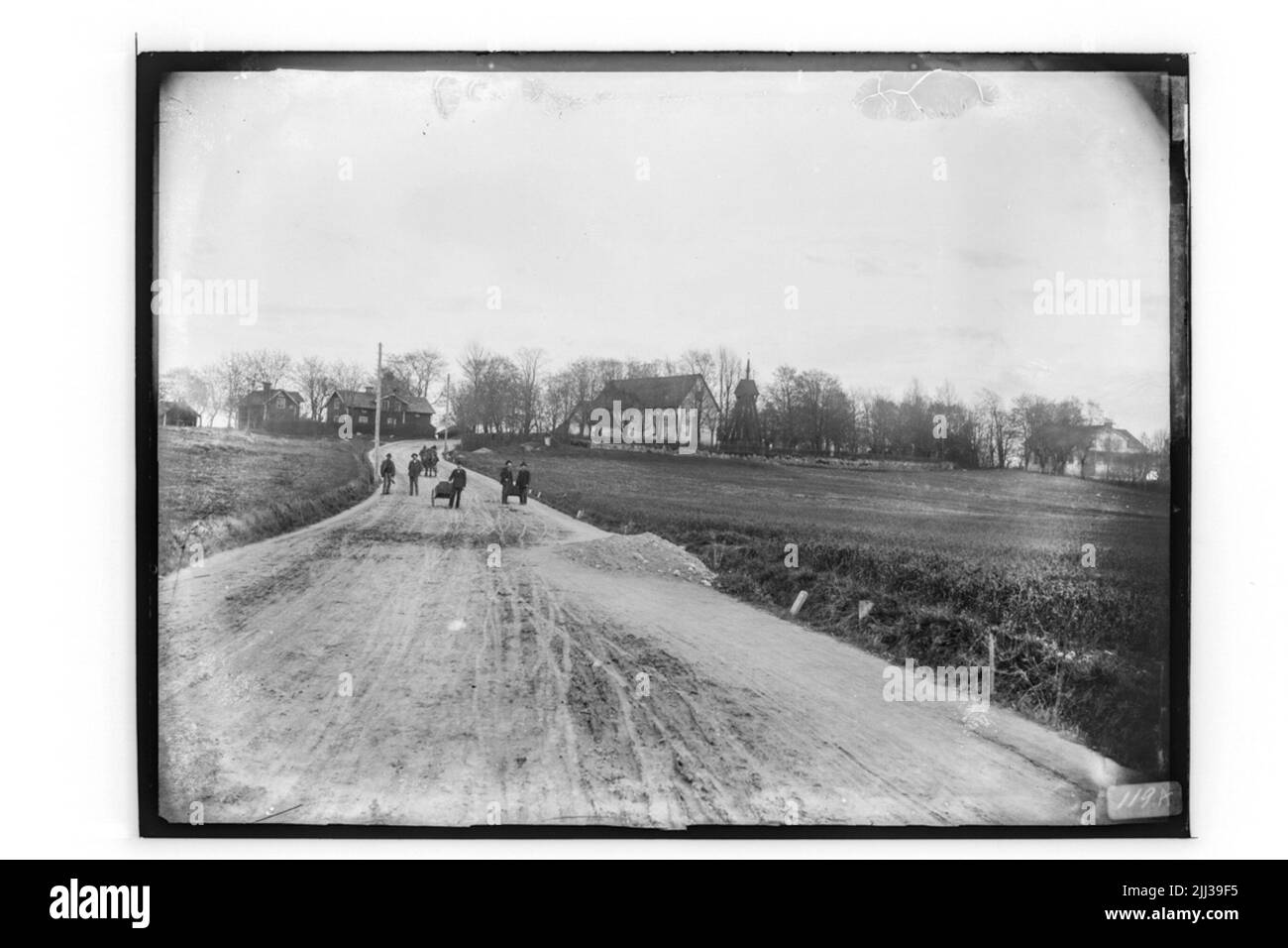 Église d'Almby et trois bâtiments. Ancienne route. Banque D'Images