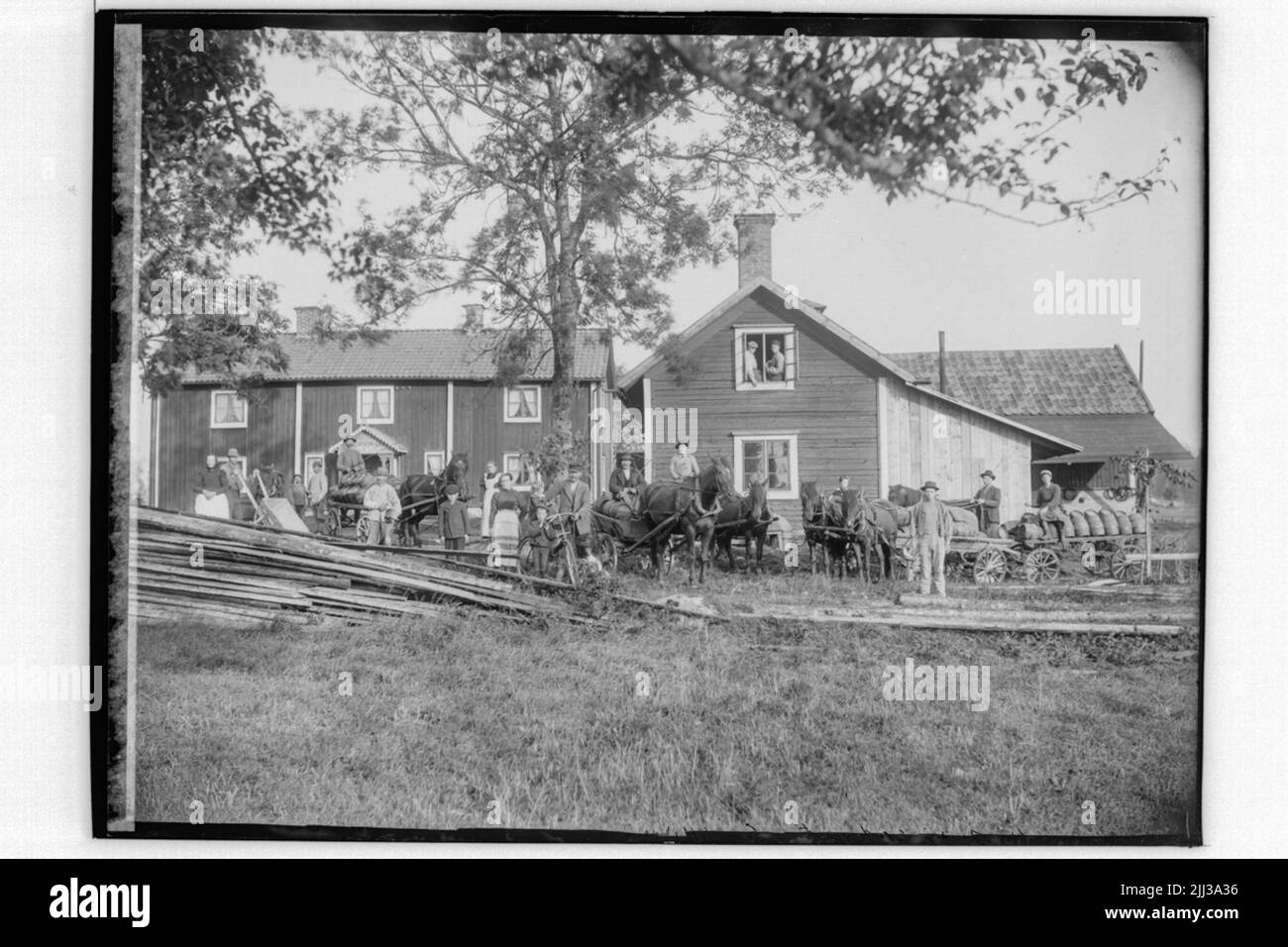 Bâtiments, 18 personnes. Maison de couple de deux étages, dépendances. Sept pousses de cheval avec des frais de bière.Carl Andersson Banque D'Images