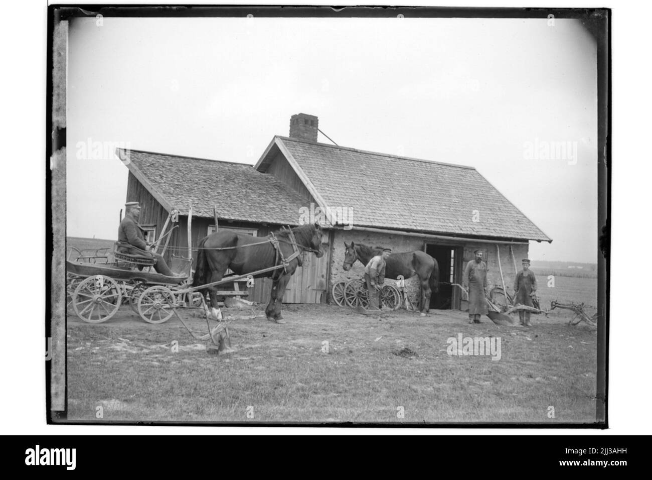 Forge, 4 personnes, une pousse de cheval et un cheval. Smeden Gustaf Kolmodin. Banque D'Images