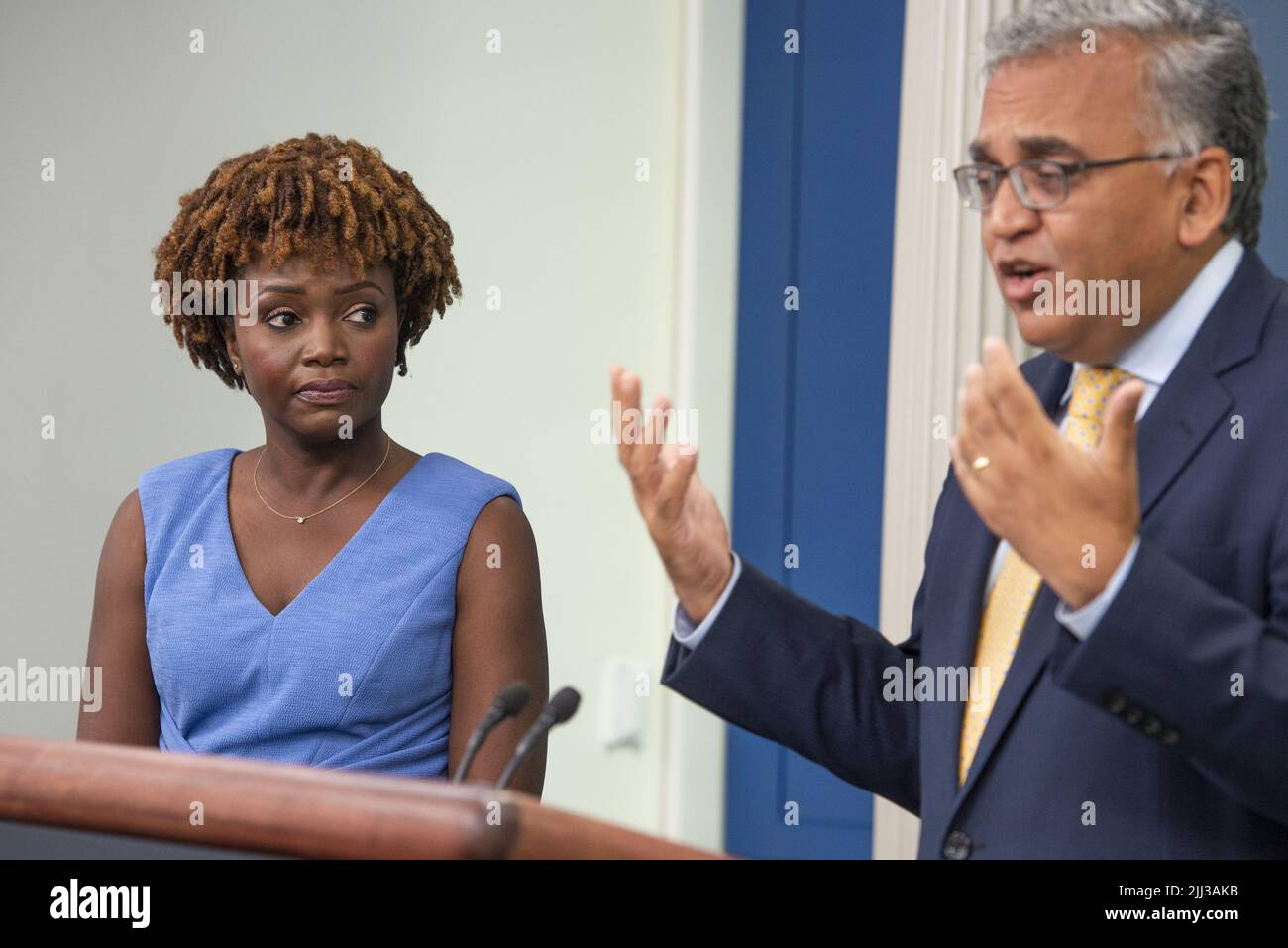 Washington DC, États-Unis. 22nd juillet 2022. Karine Jean-Pierre, Attachée de presse de la Maison Blanche, à gauche, écoute tandis que le Dr Ashish Jha, Coordinatrice de réponse de la COVID-19, pose des questions aux journalistes lors d'un briefing de presse à la Maison Blanche à Washington, DC, vendredi, 22 juillet 2022. Le président Biden est dans le protocole Covid alors qu'il se rétablit. Photo de Rod Lamkey/UPI crédit: UPI/Alay Live News Banque D'Images