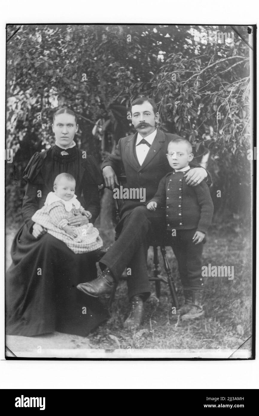 Groupe de la famille 4 personnes.Adolf Brodomper-Adolf Broström avec femme et enfants Fritjof et Ingeborg Boström. Banque D'Images