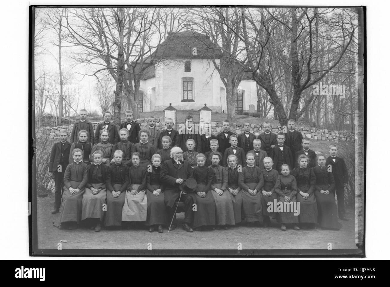 Église de Kils en arrière-plan. Confirmes, 37 jeunes et un prêtre. Banque D'Images