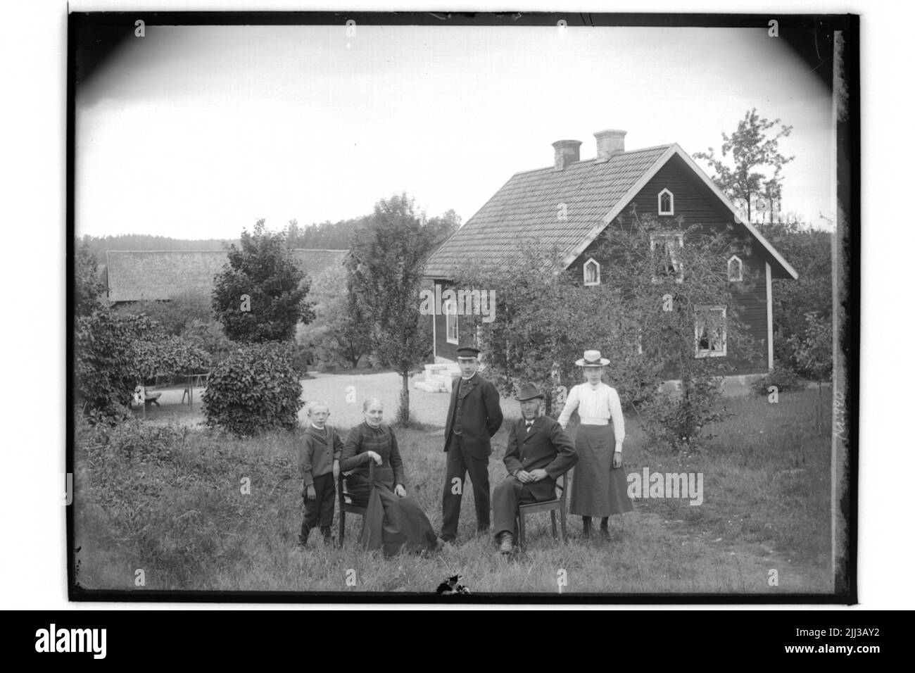Groupe familial 5 personnes dans le jardin.Parstuga.viktor Larsson. Banque D'Images