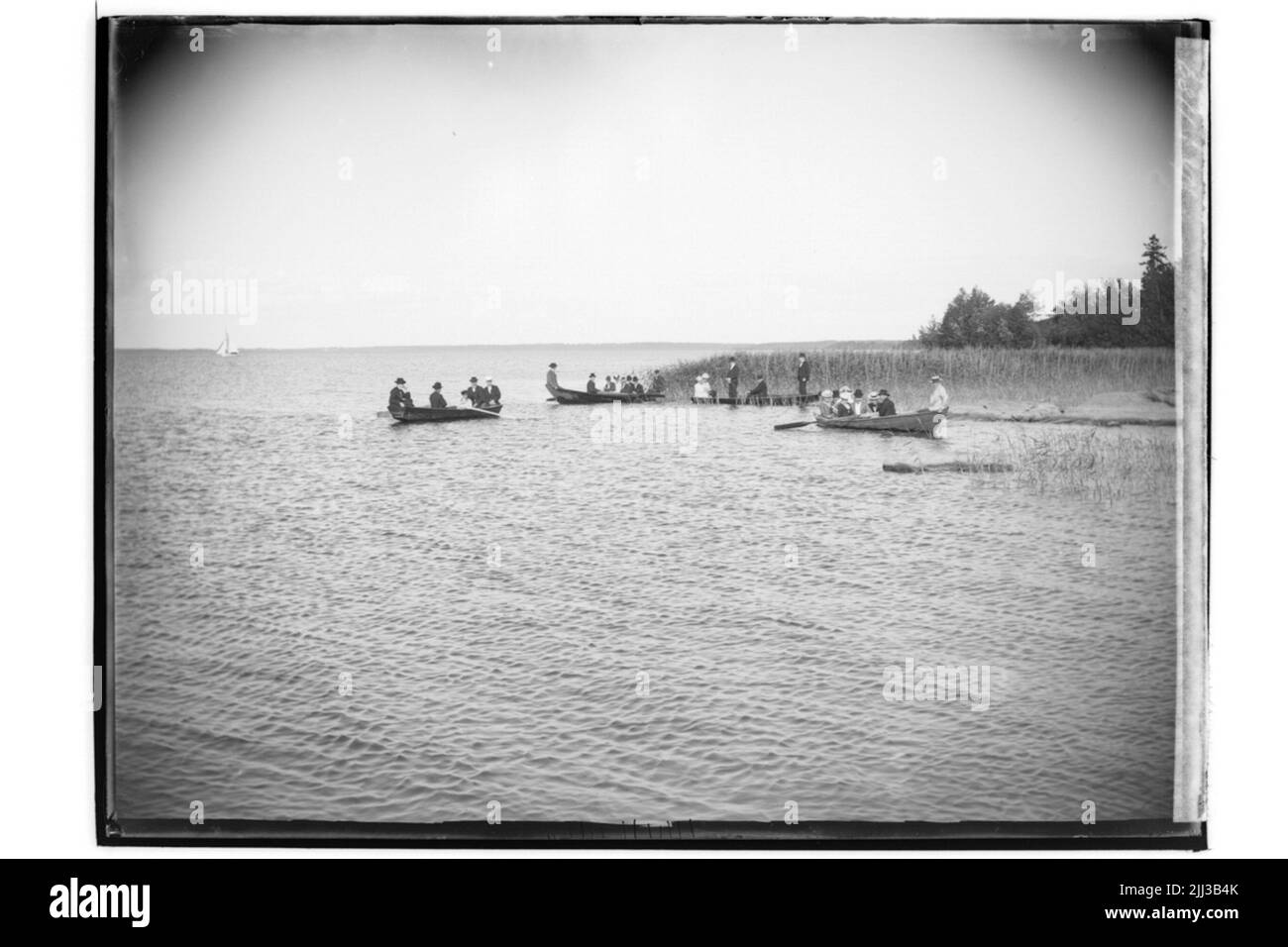 Bons temples, 25 personnes et 4 bateaux à rames sur Hjälmaren. Banque D'Images
