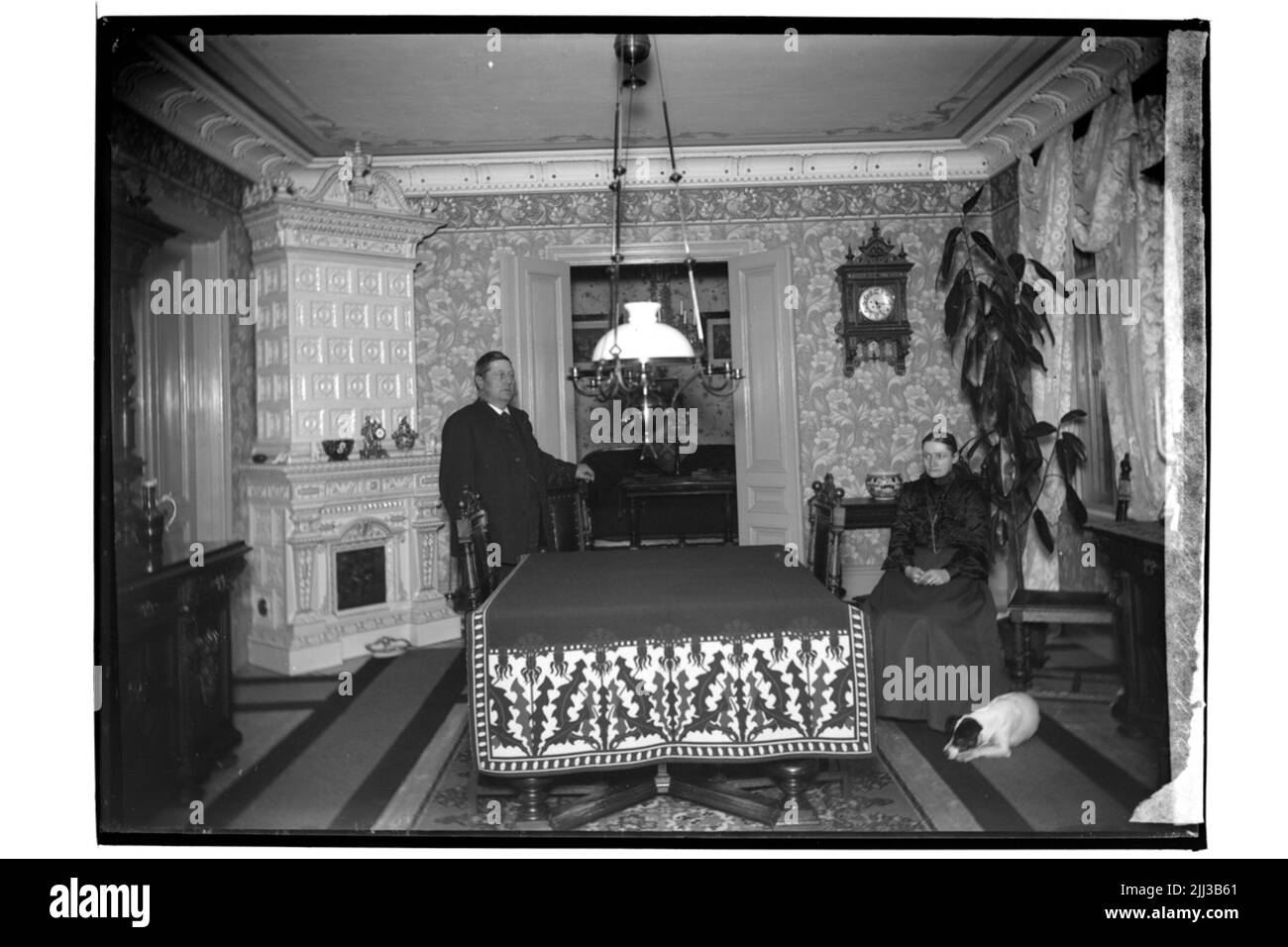 Intérieur de la chambre, un homme, une femme et un chien. Marchand de chevaux N. Nilsson Banque D'Images