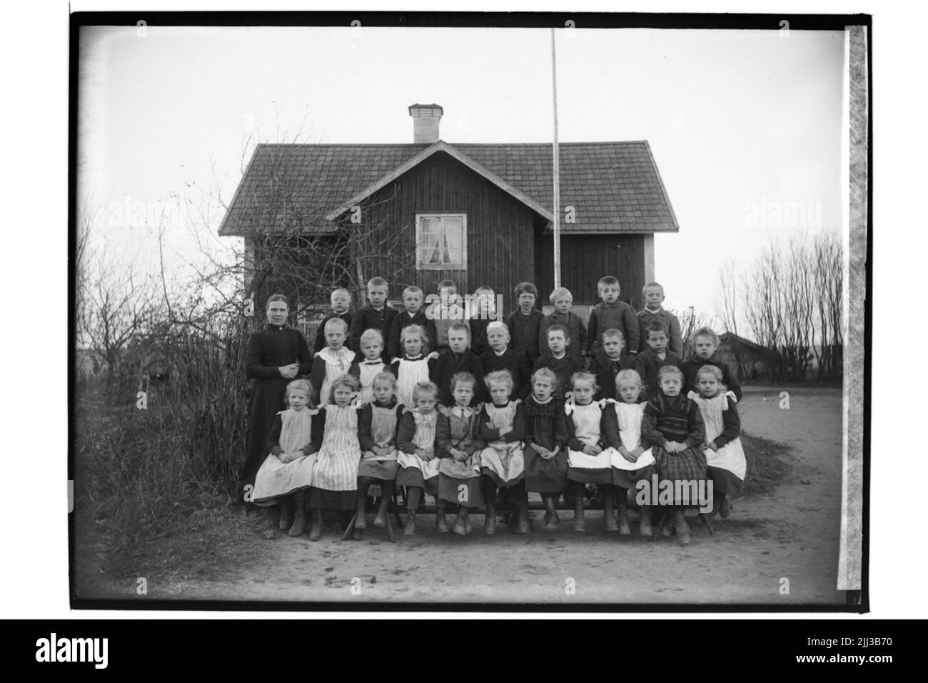 Östra Ryd petite école, bâtiment scolaire et 29 écoliers. Banque D'Images