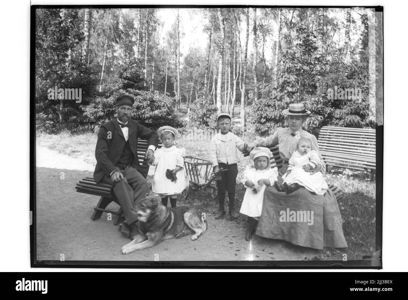Famille 6 personnes et un chien. Concessionnaires A. Blomkvist. Banque D'Images Famille 6 personnes et un chien. Concessionnaires A. Blomkvist. Banque D'Images