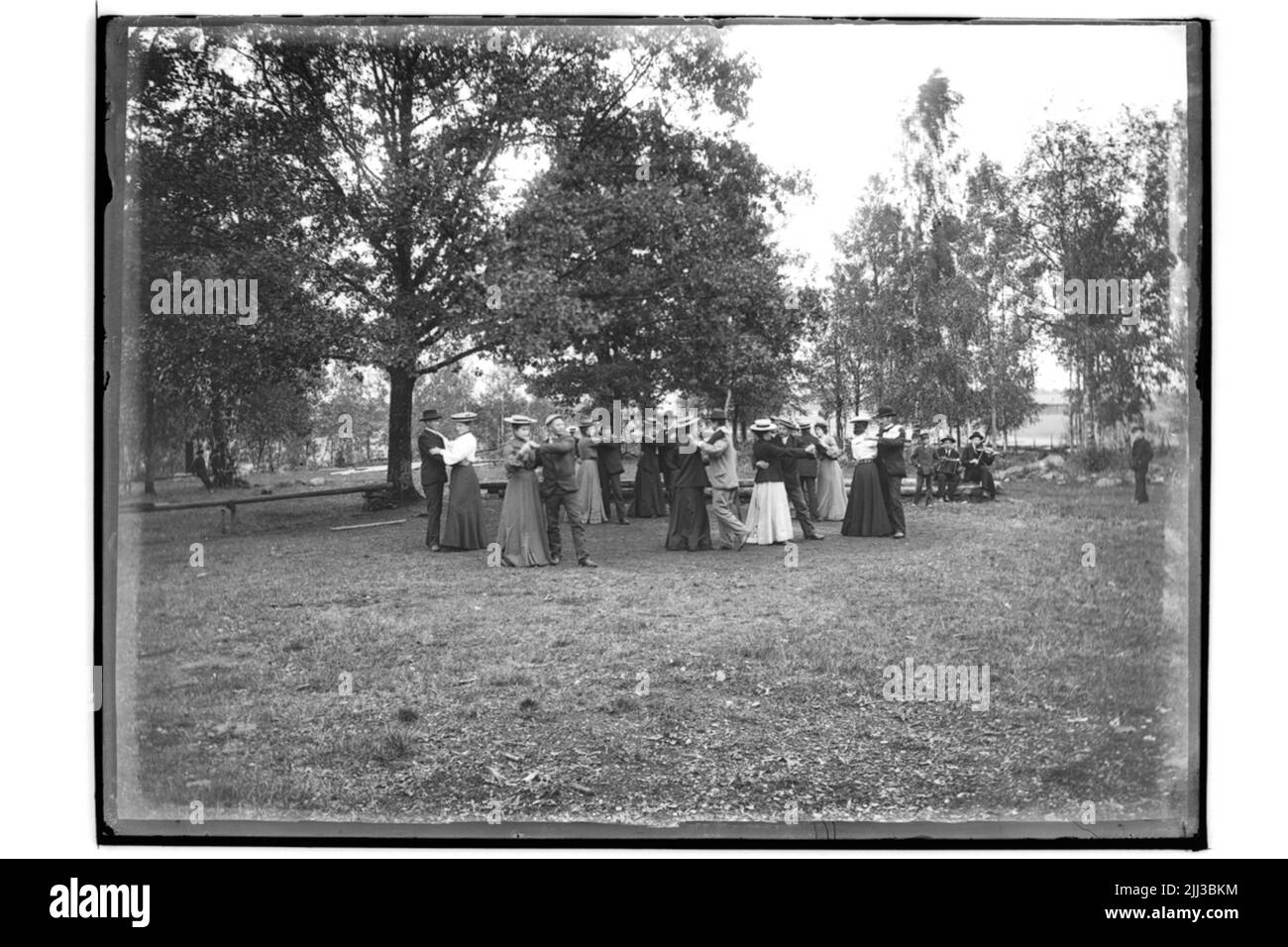 Cours de danse. Dansant des jeunes. Deux joueurs, accordéon et violon. Banque D'Images