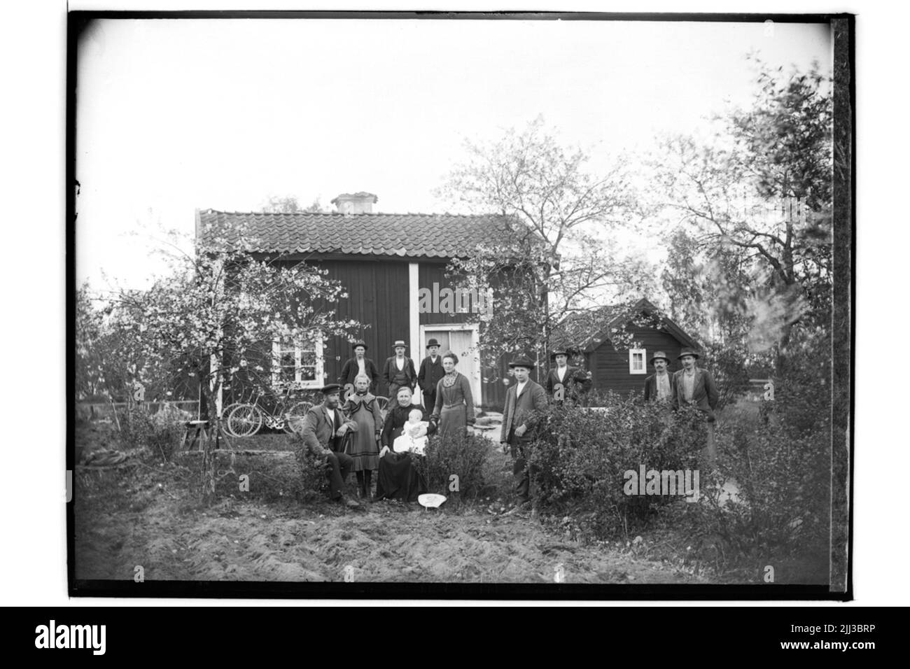 Un bâtiment résidentiel et un bâtiment économique, 12 personnes.k.f. Floraison Banque D'Images