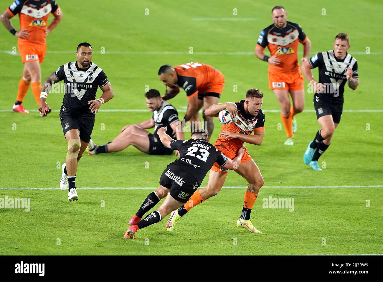 Greg Eden de Castleford Tigers se libère de Connor Wynne du FC Hull lors du match de la Super League de Betfred au MKM Stadium, à Hull. Date de la photo: Vendredi 22 juillet 2022. Banque D'Images