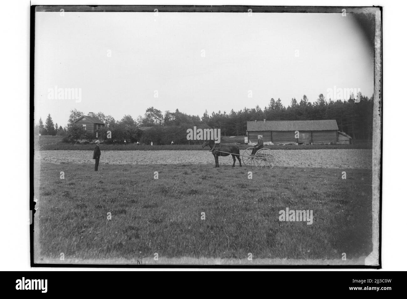 Bâtiments résidentiels et des bâtiments économiques, 9 personnes et un cheval avec un rack de chevaux. Andersson Banque D'Images