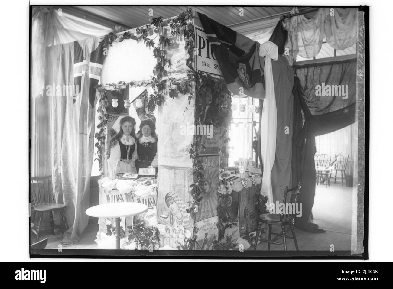 Le bazar des animaux amis. Stands de tabac, deux femmes en costumes nationaux. Banque D'Images
