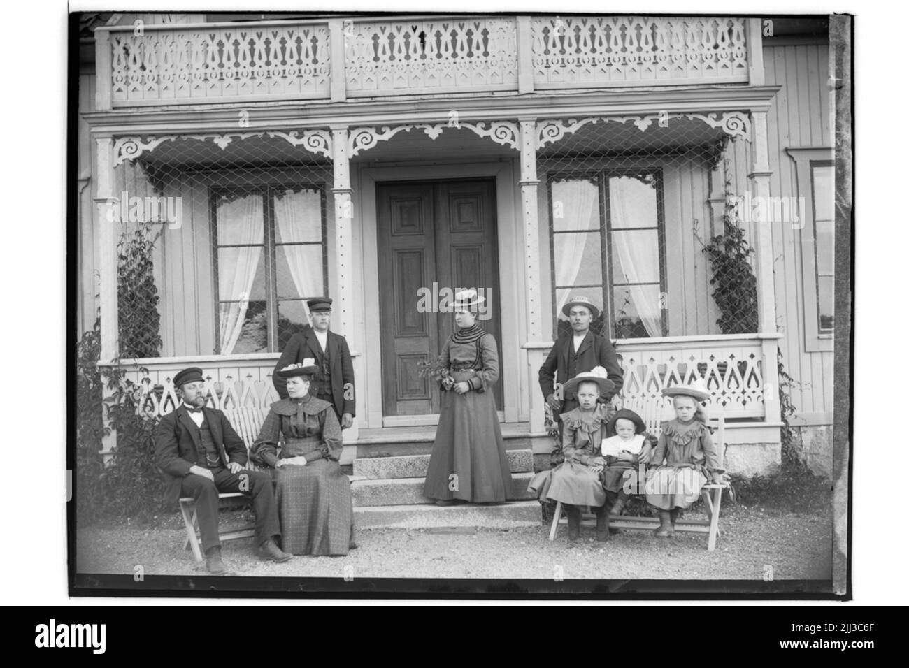 Bâtiment résidentiel, 8 personnes sur les escaliers.k.f. Carlsson Banque D'Images