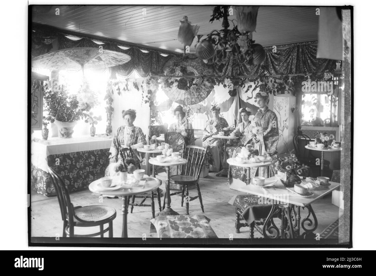 Bazar des amis des animaux.maisons de thé japonaises, 5 geishor. Banque D'Images