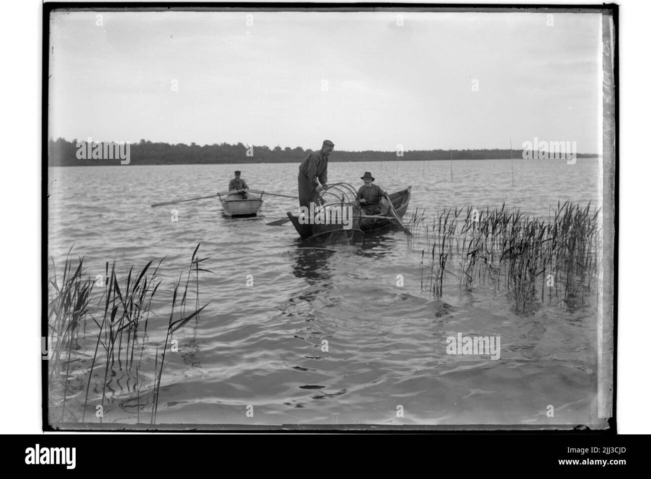 Deux pêcheurs dans un bateau à rames avec un Mjärde avec le brochet I.emanuel Eriksson Banque D'Images