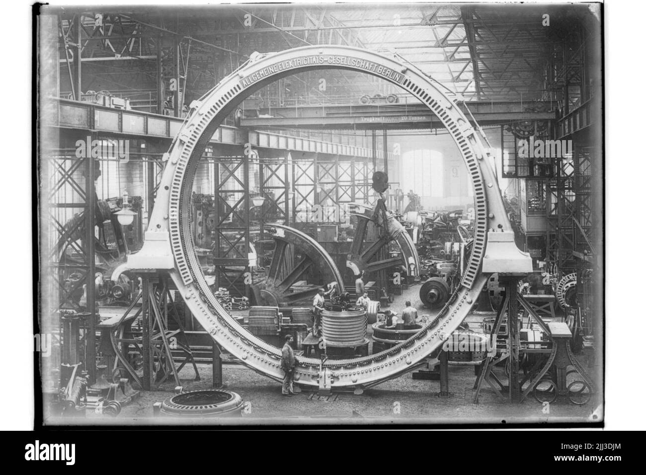 A.E. G. Electricité (entreprise d'installation), intérieur de la salle des machines, 3 travailleurs. Banque D'Images