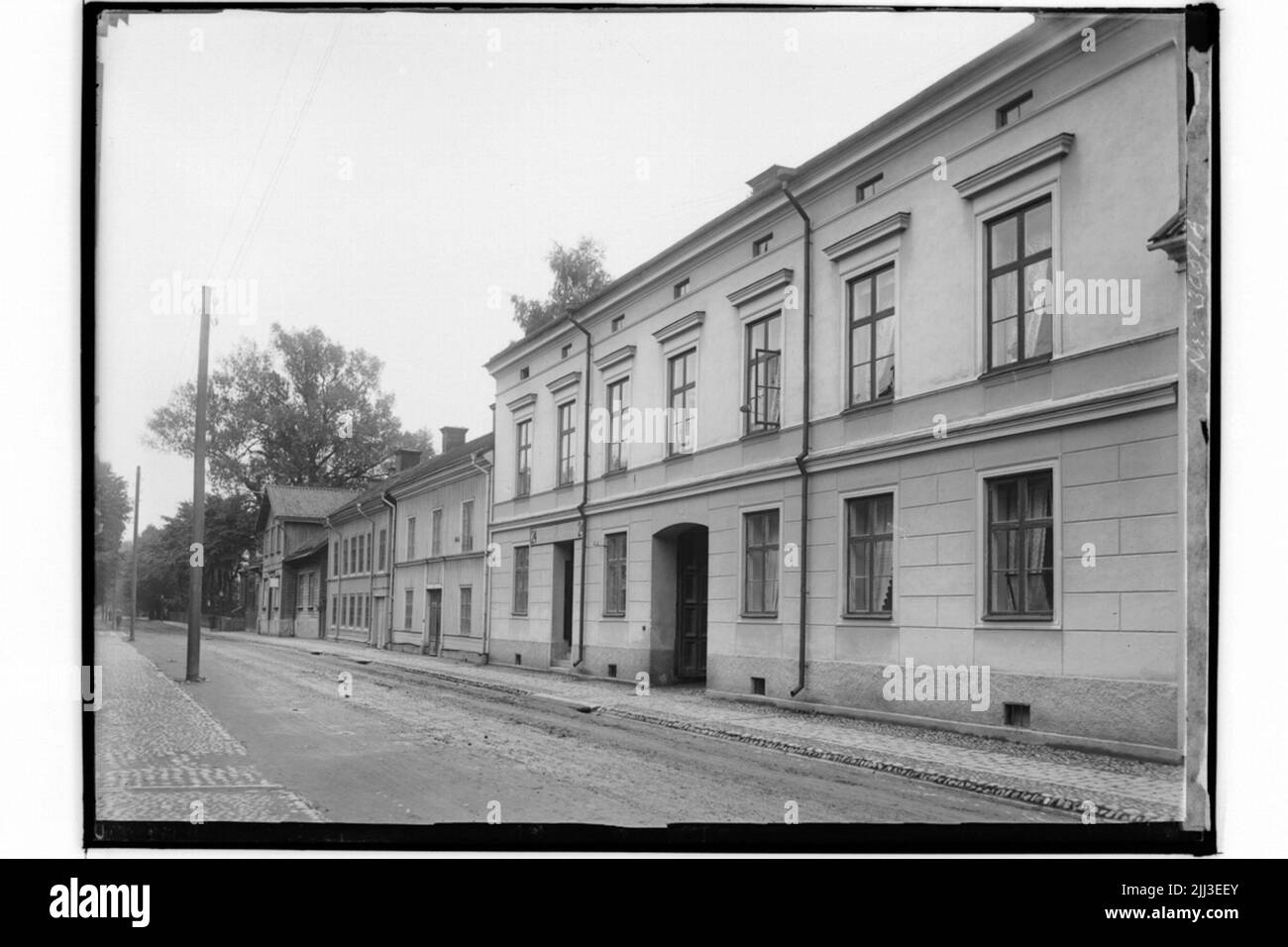 Trois immeubles à appartements de deux étages et des immeubles résidentiels à demi-étage. Banque D'Images