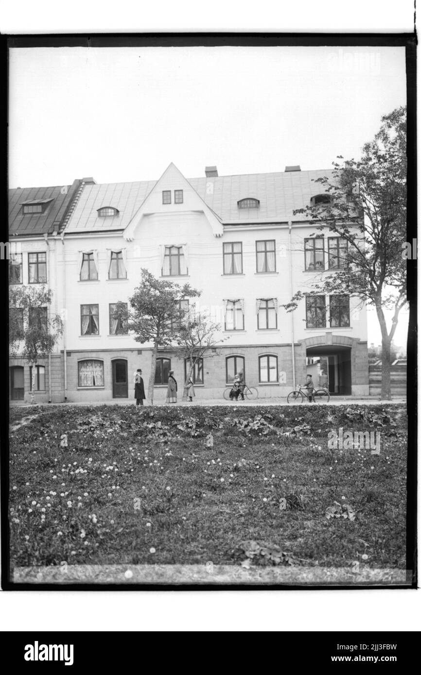 Immeuble d'appartements de trois étages avec toit et cuisinière à l'avant. Liljestrand Banque D'Images