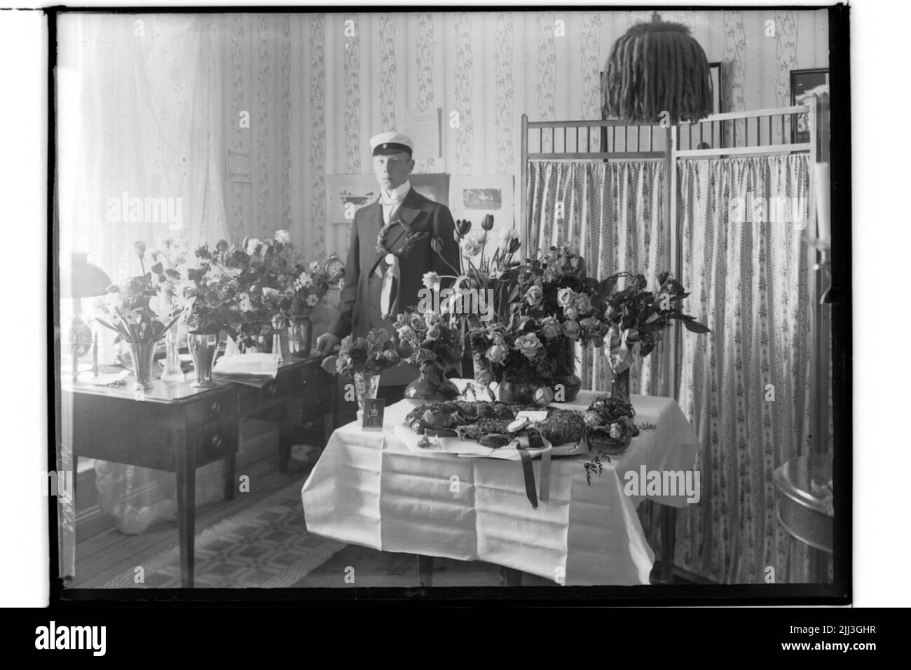 Intérieur de la chambre, diplôme étudiant. Étudiant avec fleur. Banques G. Söderlind Banque D'Images