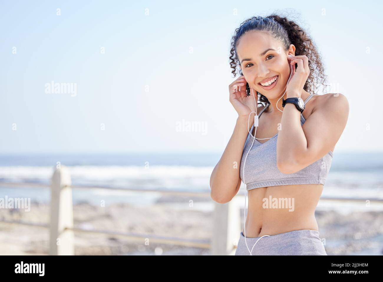 Une jeune femme qui écoute de la musique pendant un entraînement. Banque D'Images