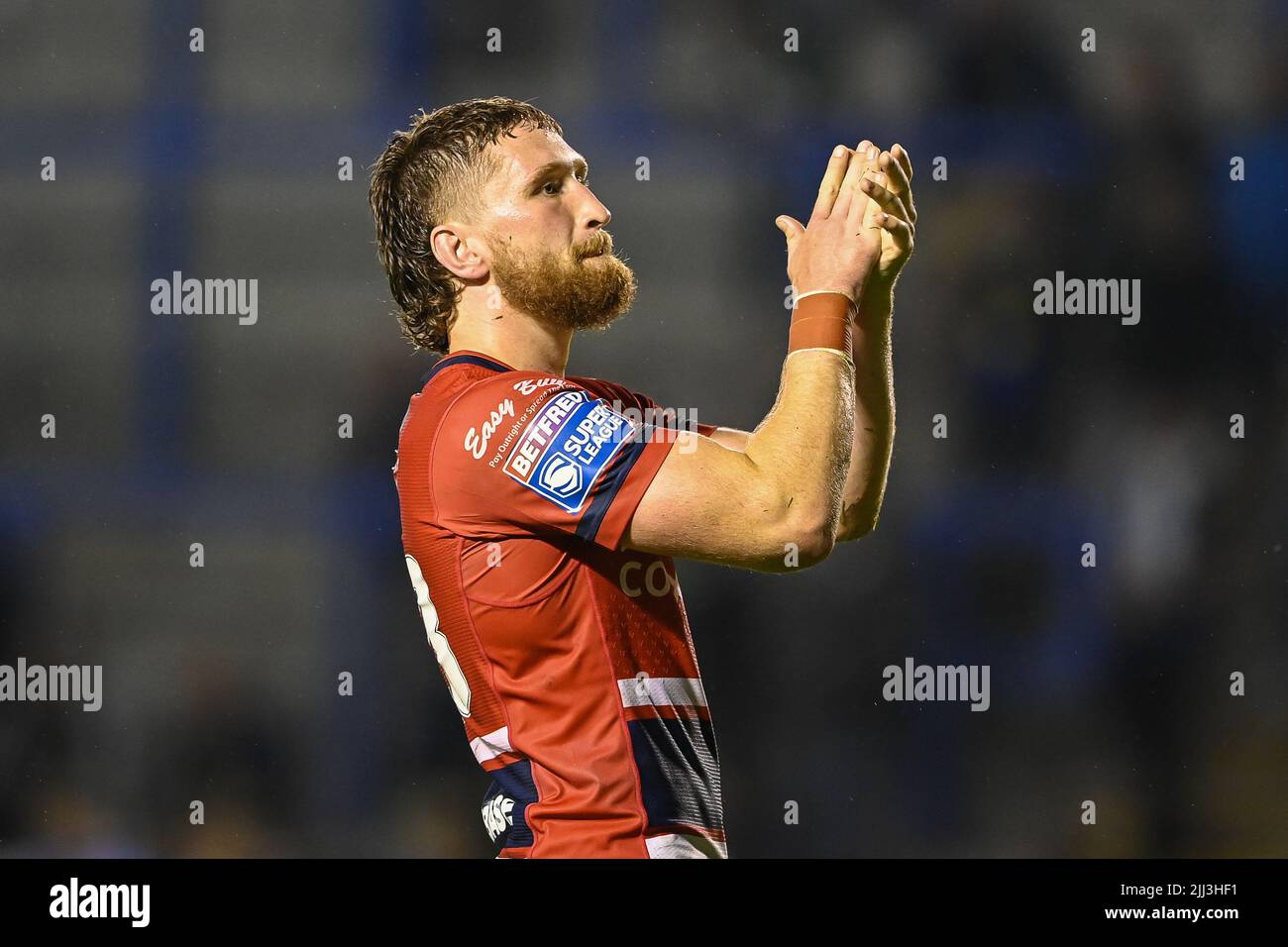 Ethan Ryan (23) de Hull KR applaudit les fans à la fin du match Banque D'Images