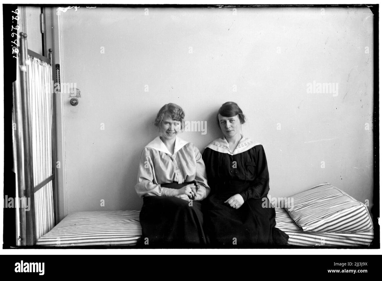 Sanatorium de Hålhult, intérieur deux femmes s'assoient sur un lit, des vêtements civils, un matelas rayé, un oreiller triangulaire, un écran de lit Banque D'Images