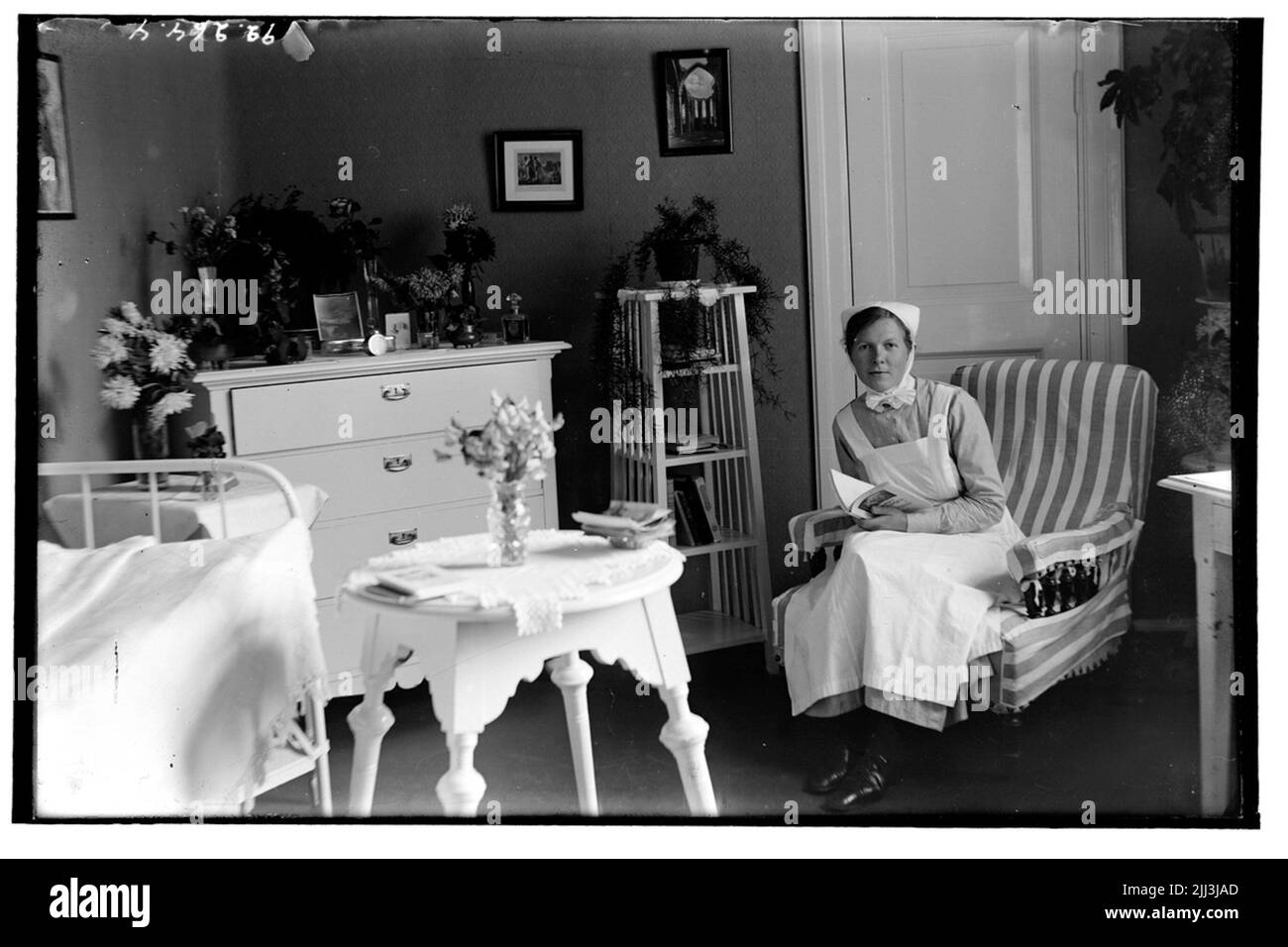 Le sanatorium de Hålahult, intérieur, centre médical une femme probablement assise dans sa salle de personnel. Banque D'Images