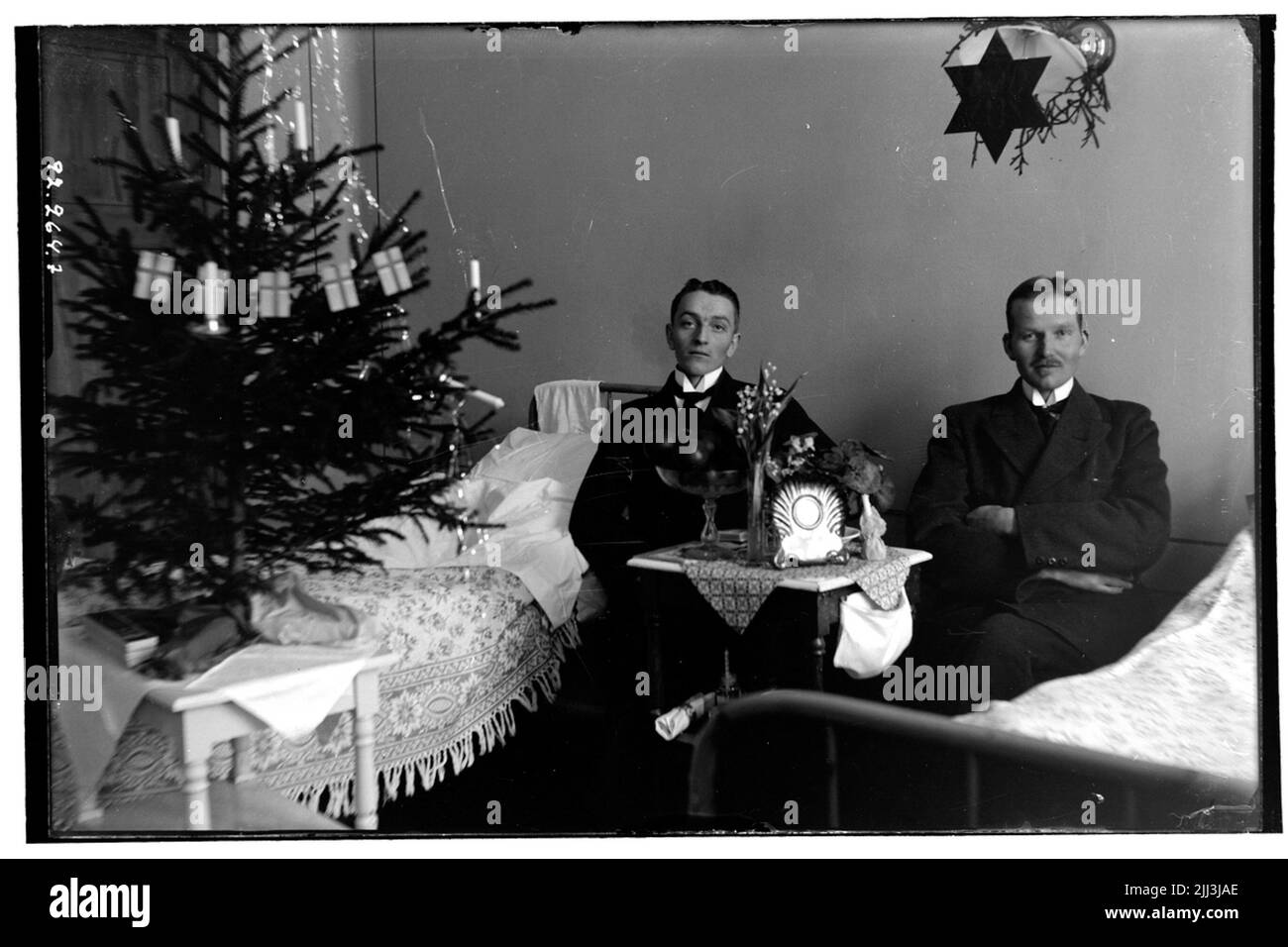 Sanatorium de Hålahult, intérieur, deux hommes assis à des lits, petit arbre de Noël sur une table. Banque D'Images