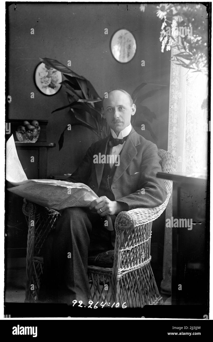 Hålahult sanatorium, intérieur, un homme s'assoit et lit le journal dans un fauteuil à panier Banque D'Images