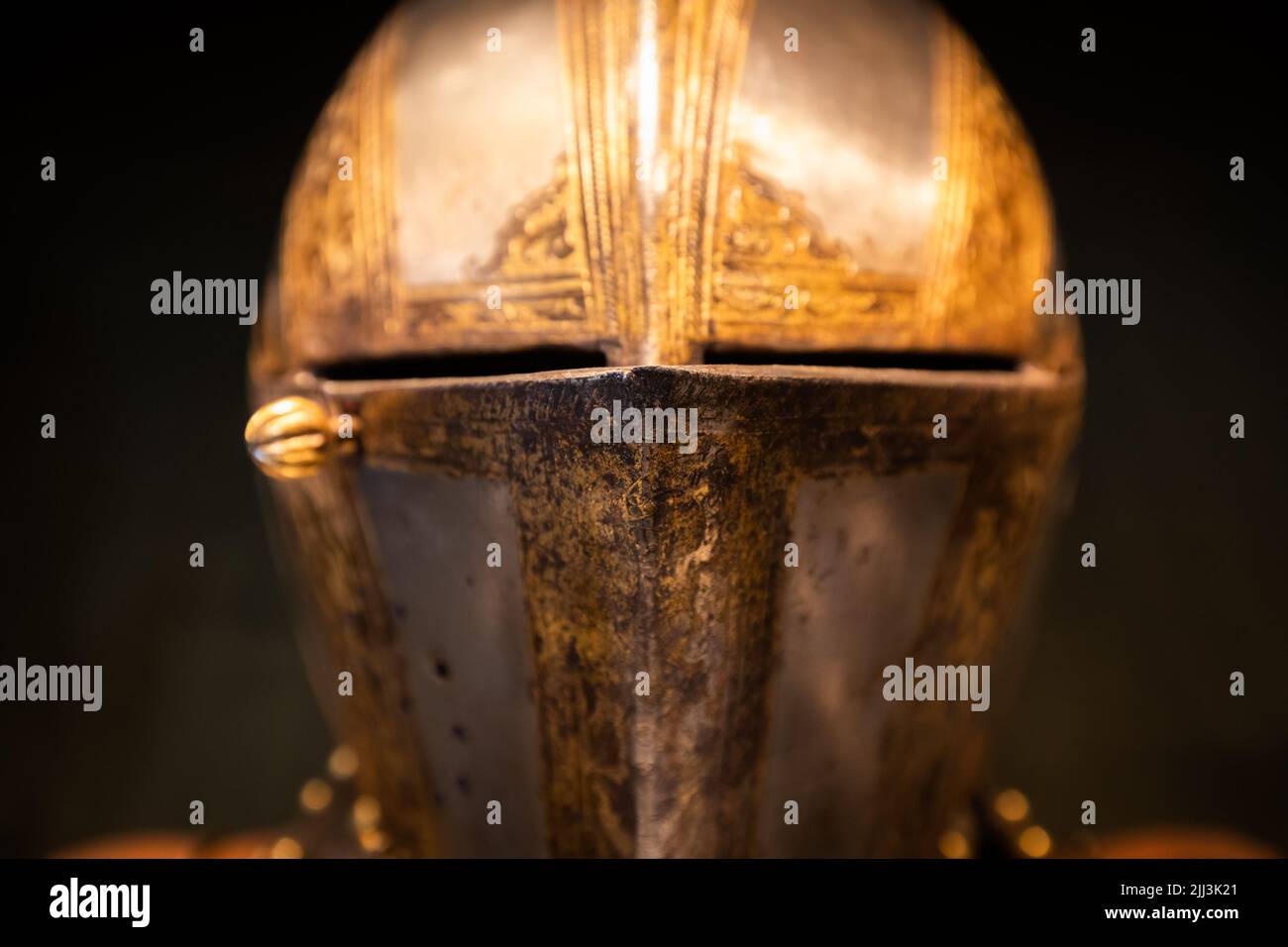 Armure ancienne sur fond noir. Concept de sécurité, de sécurité et de fantaisie Banque D'Images