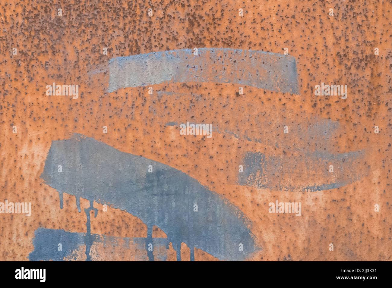 Ancienne texture de surface en acier métallique rouillé avec des marques de trait de pinceau peinture abstraite design motif rouille de fond. Banque D'Images