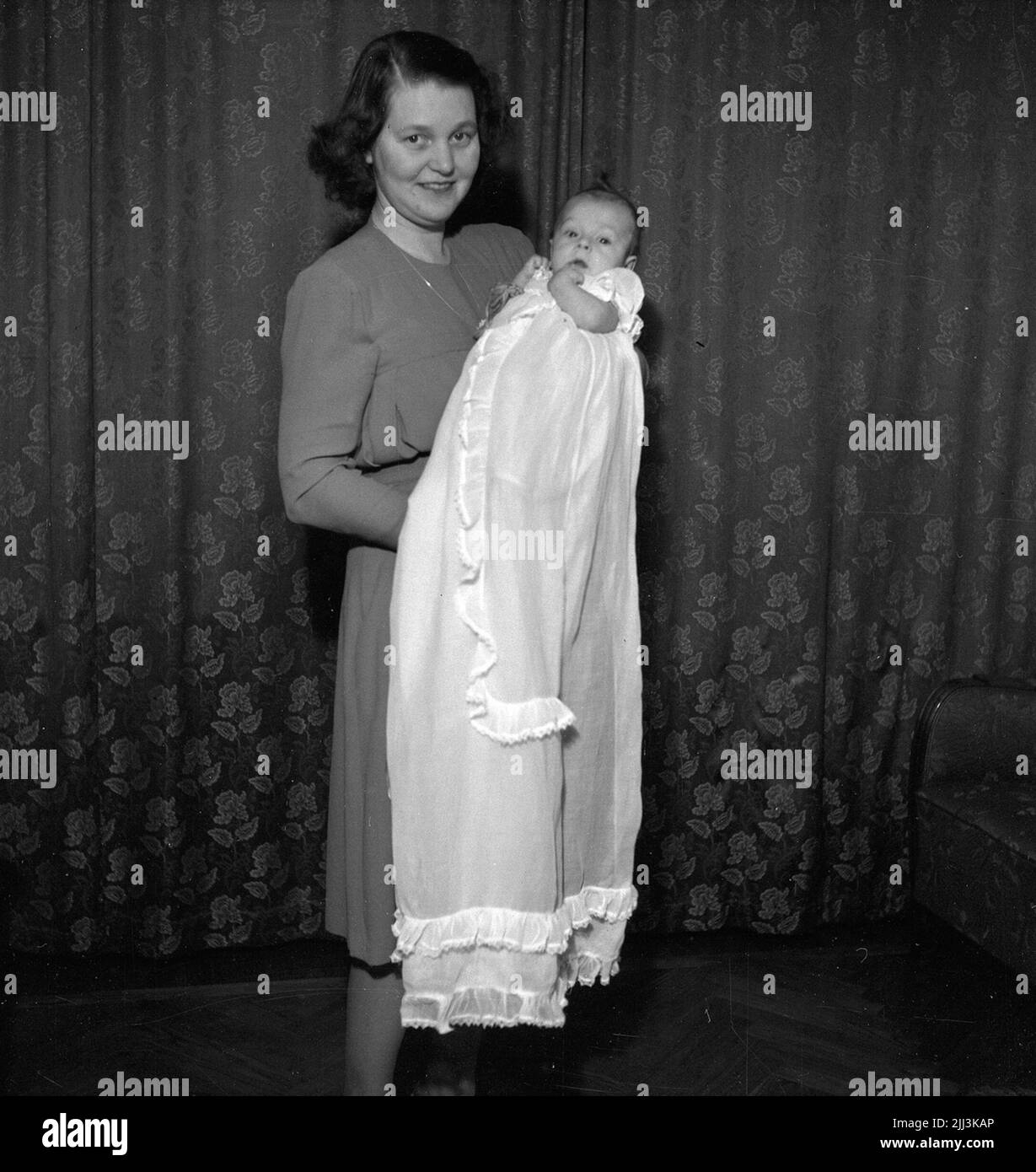 Chambre intérieure, une femme et un petit enfant. Baptême de la grange.Lasse Sörling Banque D'Images Chambre intérieure, une femme et un petit enfant. Baptême de la grange.Lasse Sörling Banque D'Images