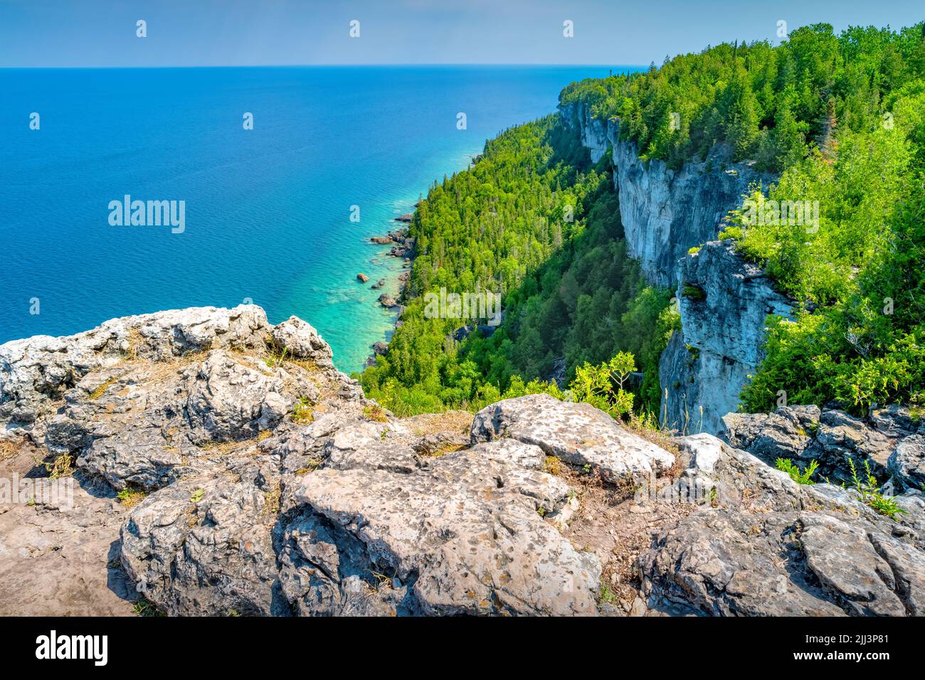 Falaises le long du sentier Bruce, à Lion's Head, dans la péninsule Bruce, baie Georgienne, Ontario, Canada. Banque D'Images