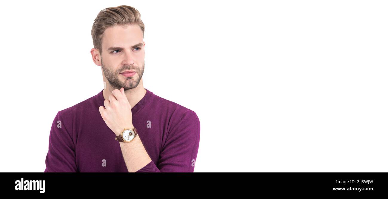 Beau gars avec les cheveux de visage non rasés look réfléchi dans le style décontracté isolé sur blanc, sérieux. Portrait de visage d'homme, bannière avec espace de copie. Banque D'Images