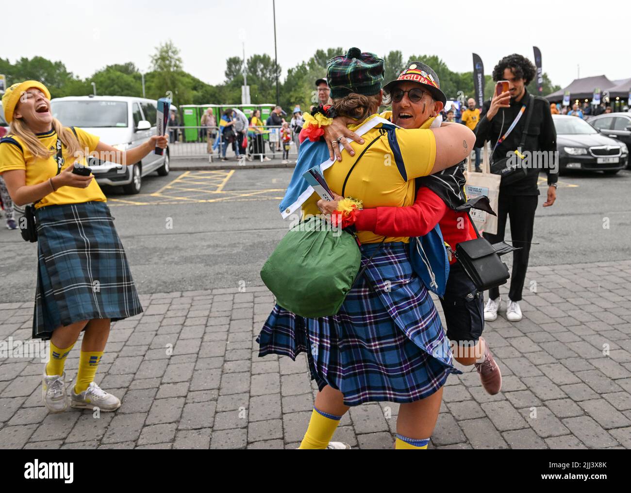 Leigh, Royaume-Uni. 22nd juillet 2022. Les fans belges et suédois dansent en avance sur un match entre l'équipe nationale féminine de football belge The Red Flames et la Suède, à Leigh, en Angleterre, le vendredi 22 juillet 2022, dans les quarts de finale du tournoi féminin Euro 2022. Le championnat européen de football féminin 2022 de l'UEFA aura lieu du 6 au 31 juillet. BELGA PHOTO DAVID CATRY crédit: Belga News Agency/Alay Live News Banque D'Images