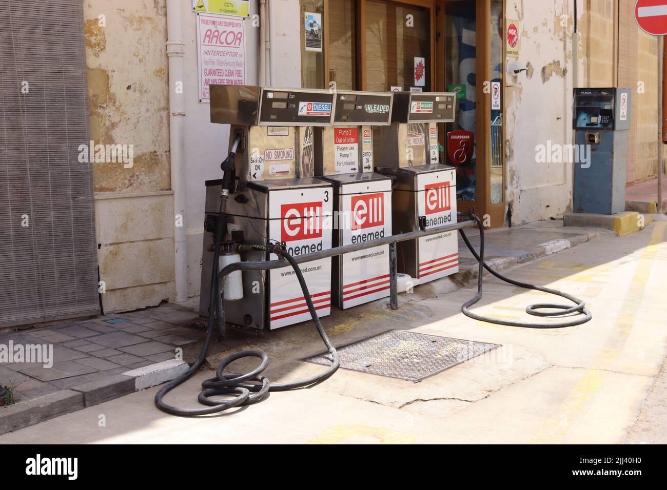 Pompes à essence pétrolière montées sur la route par Enemed, grossiste et importateur maltais de carburant. Banque D'Images
