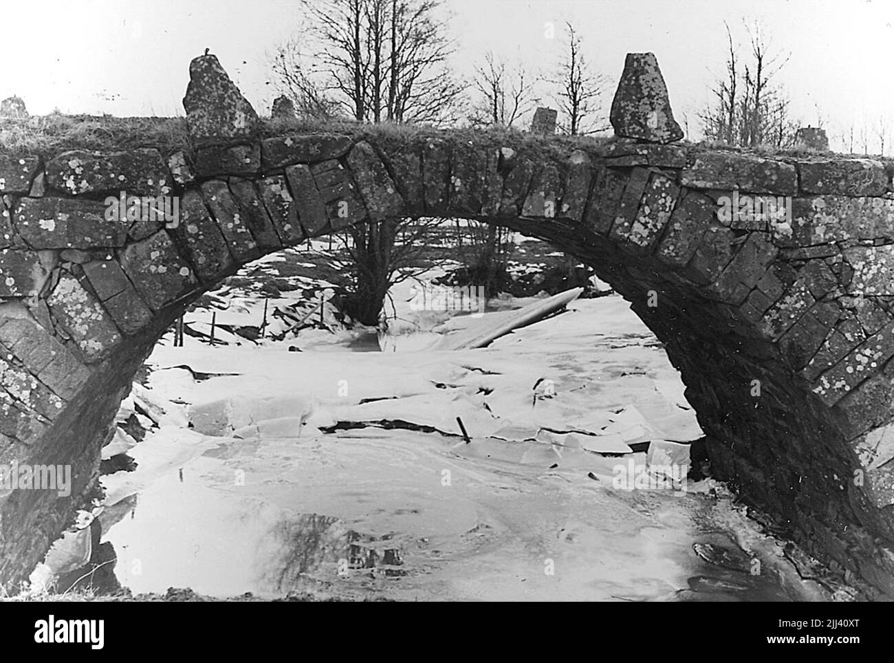 Ancien pont routier à Tivedsbrona Gård (pont au-dessus de Hovaån) à environ 1 km N.Ö. À propos de Hova. Hiver image.10 Mars 1945. Banque D'Images