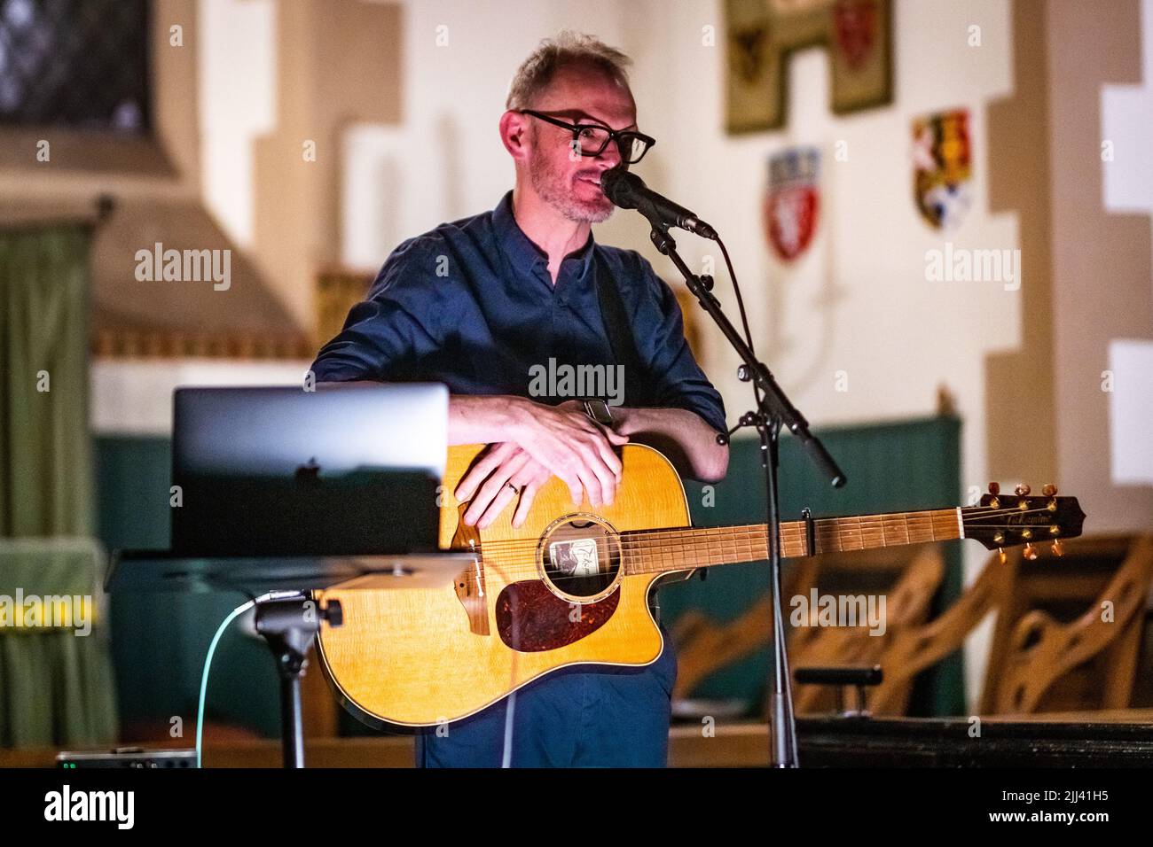 Édimbourg, Écosse. Ven 22 2022. Gordon McIntyre, chanteur-compositeur écossais, se produit à la chapelle Saint-Vincent pour célébrer le lancement de son album solo "même avec le soutien des autres" sur Lost Map Records. Gordon McIntyre est un héros culte sur la scène musicale souterraine d'Édimbourg et d'Écosse depuis plus de 20 ans, il est plus connu comme le chanteur-compositeur du groupe Ballboy, qui a été promu par le célèbre DJ John Peel. En 2008, il collabore avec le célèbre dramaturge/réalisateur David Greig à l’émission multiprimée ‘Mydsummer (une pièce avec des chansons)’. Banque D'Images