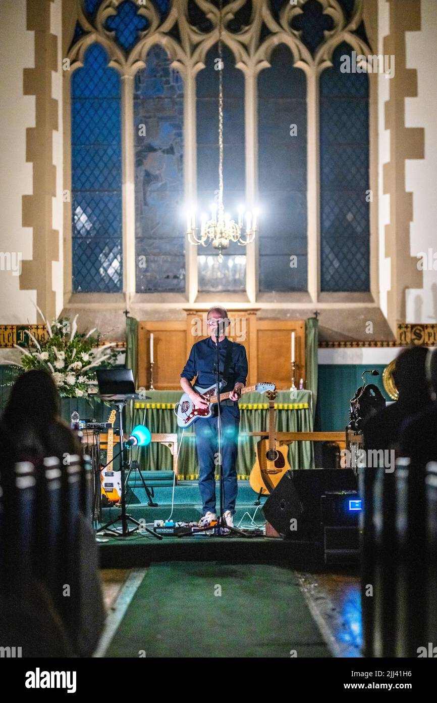 Édimbourg, Écosse. Ven 22 2022. Gordon McIntyre, chanteur-compositeur écossais, se produit à la chapelle Saint-Vincent pour célébrer le lancement de son album solo "même avec le soutien des autres" sur Lost Map Records. Gordon McIntyre est un héros culte sur la scène musicale souterraine d'Édimbourg et d'Écosse depuis plus de 20 ans, il est plus connu comme le chanteur-compositeur du groupe Ballboy, qui a été promu par le célèbre DJ John Peel. En 2008, il collabore avec le célèbre dramaturge/réalisateur David Greig à l’émission multiprimée ‘Mydsummer (une pièce avec des chansons)’. Banque D'Images