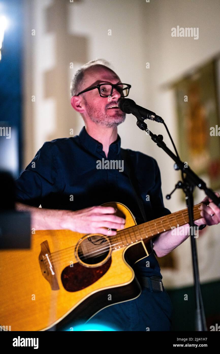 Édimbourg, Écosse. Ven 22 2022. Gordon McIntyre, chanteur-compositeur écossais, se produit à la chapelle Saint-Vincent pour célébrer le lancement de son album solo "même avec le soutien des autres" sur Lost Map Records. Gordon McIntyre est un héros culte sur la scène musicale souterraine d'Édimbourg et d'Écosse depuis plus de 20 ans, il est plus connu comme le chanteur-compositeur du groupe Ballboy, qui a été promu par le célèbre DJ John Peel. En 2008, il collabore avec le célèbre dramaturge/réalisateur David Greig à l’émission multiprimée ‘Mydsummer (une pièce avec des chansons)’. Banque D'Images
