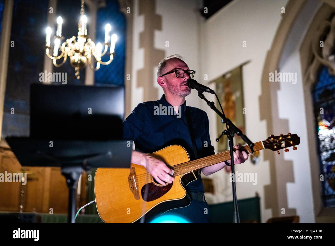 Édimbourg, Écosse. Ven 22 2022. Gordon McIntyre, chanteur-compositeur écossais, se produit à la chapelle Saint-Vincent pour célébrer le lancement de son album solo "même avec le soutien des autres" sur Lost Map Records. Gordon McIntyre est un héros culte sur la scène musicale souterraine d'Édimbourg et d'Écosse depuis plus de 20 ans, il est plus connu comme le chanteur-compositeur du groupe Ballboy, qui a été promu par le célèbre DJ John Peel. En 2008, il collabore avec le célèbre dramaturge/réalisateur David Greig à l’émission multiprimée ‘Mydsummer (une pièce avec des chansons)’. Banque D'Images