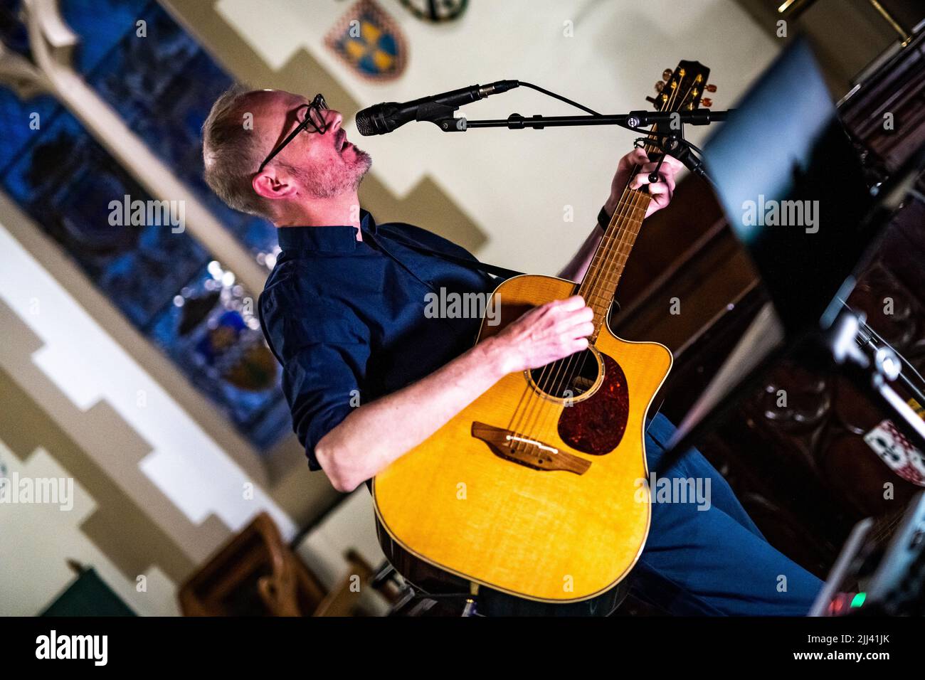 Édimbourg, Écosse. Ven 22 2022. Gordon McIntyre, chanteur-compositeur écossais, se produit à la chapelle Saint-Vincent pour célébrer le lancement de son album solo "même avec le soutien des autres" sur Lost Map Records. Gordon McIntyre est un héros culte sur la scène musicale souterraine d'Édimbourg et d'Écosse depuis plus de 20 ans, il est plus connu comme le chanteur-compositeur du groupe Ballboy, qui a été promu par le célèbre DJ John Peel. En 2008, il collabore avec le célèbre dramaturge/réalisateur David Greig à l’émission multiprimée ‘Mydsummer (une pièce avec des chansons)’. Banque D'Images