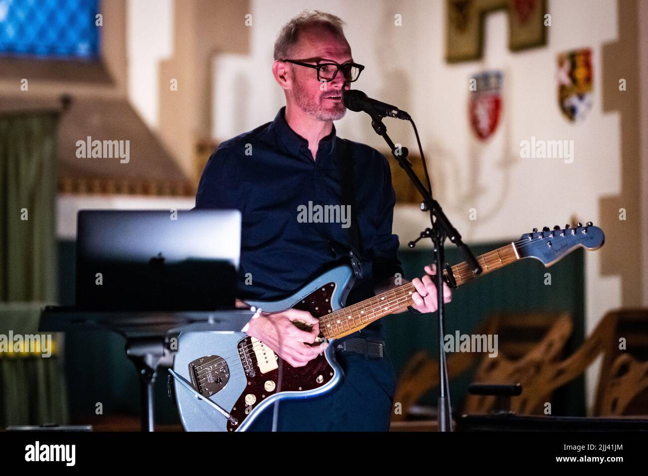 Édimbourg, Écosse. Ven 22 2022. Gordon McIntyre, chanteur-compositeur écossais, se produit à la chapelle Saint-Vincent pour célébrer le lancement de son album solo "même avec le soutien des autres" sur Lost Map Records. Gordon McIntyre est un héros culte sur la scène musicale souterraine d'Édimbourg et d'Écosse depuis plus de 20 ans, il est plus connu comme le chanteur-compositeur du groupe Ballboy, qui a été promu par le célèbre DJ John Peel. En 2008, il collabore avec le célèbre dramaturge/réalisateur David Greig à l’émission multiprimée ‘Mydsummer (une pièce avec des chansons)’. Banque D'Images