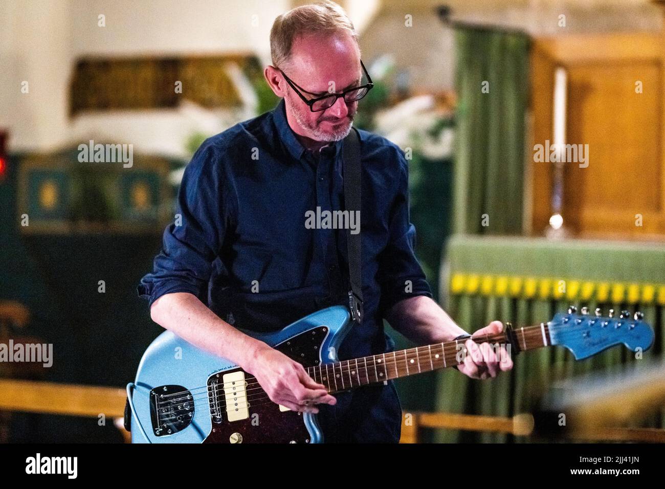 Édimbourg, Écosse. Ven 22 2022. Gordon McIntyre, chanteur-compositeur écossais, se produit à la chapelle Saint-Vincent pour célébrer le lancement de son album solo "même avec le soutien des autres" sur Lost Map Records. Gordon McIntyre est un héros culte sur la scène musicale souterraine d'Édimbourg et d'Écosse depuis plus de 20 ans, il est plus connu comme le chanteur-compositeur du groupe Ballboy, qui a été promu par le célèbre DJ John Peel. En 2008, il collabore avec le célèbre dramaturge/réalisateur David Greig à l’émission multiprimée ‘Mydsummer (une pièce avec des chansons)’. Banque D'Images