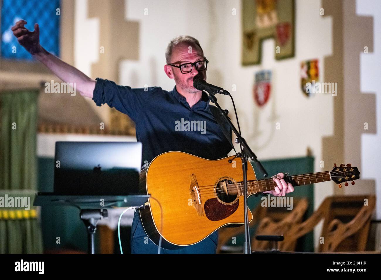 Édimbourg, Écosse. Ven 22 2022. Gordon McIntyre, chanteur-compositeur écossais, se produit à la chapelle Saint-Vincent pour célébrer le lancement de son album solo "même avec le soutien des autres" sur Lost Map Records. Gordon McIntyre est un héros culte sur la scène musicale souterraine d'Édimbourg et d'Écosse depuis plus de 20 ans, il est plus connu comme le chanteur-compositeur du groupe Ballboy, qui a été promu par le célèbre DJ John Peel. En 2008, il collabore avec le célèbre dramaturge/réalisateur David Greig à l’émission multiprimée ‘Mydsummer (une pièce avec des chansons)’. Banque D'Images